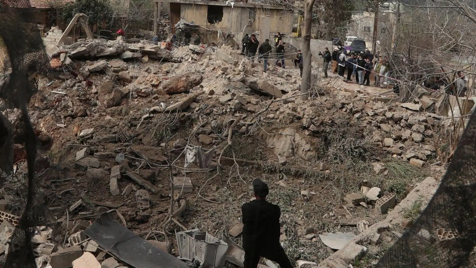Bei zwei Luftangriffen wurden am Mittwochabend nach libanesischen Angaben mindestens neun Menschen getötet. (Foto: Mohammad Zaatari/AP/dpa)