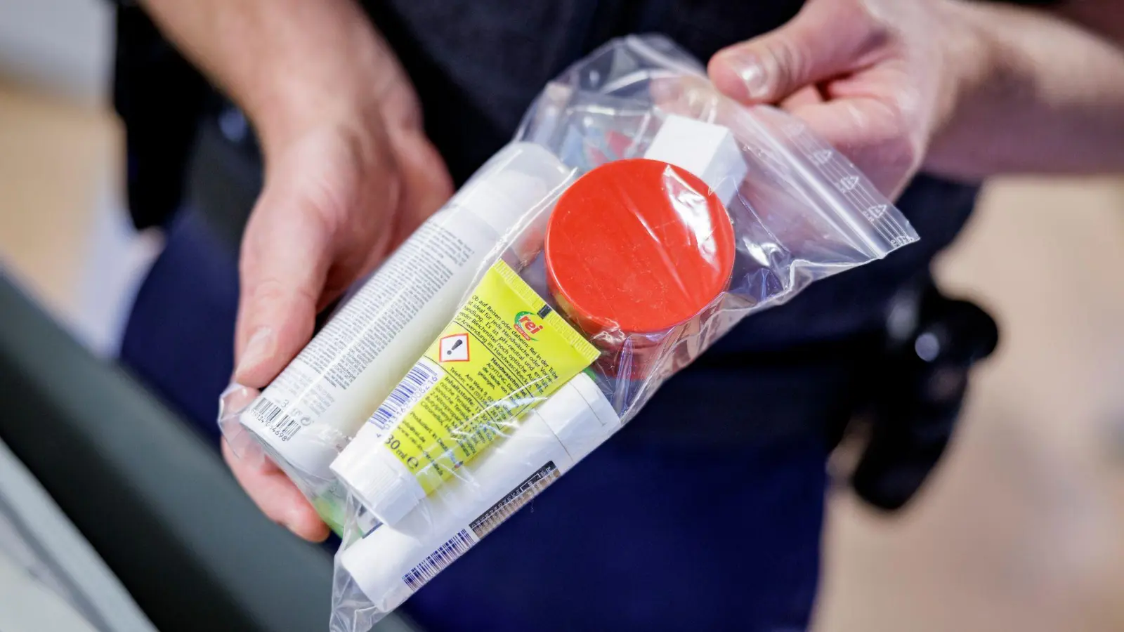 So mussten Flüssigkeiten bislang verpackt werden. (Archivbild) (Foto: Axel Heimken/dpa/dpa-tmn)