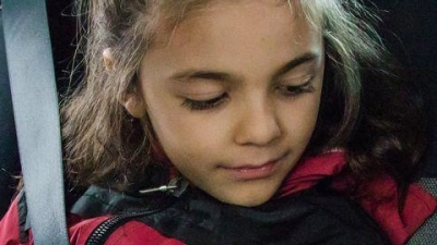 Lange Autofahrten mit Kindern werden schnell zur Geduldsprobe: Gut greifbares Spielzeug und große Kuscheltiere bieten unterwegs beste Unterhaltung. (Foto: Christin Klose/dpa-tmn)