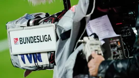 An einer Fernsehkamera am Spielfeldrand ist die Aufschrift „Bundesliga“ angebracht. (Foto: Uwe Anspach/dpa)