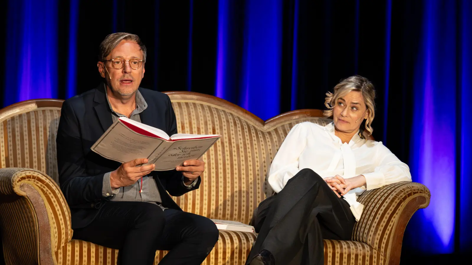 Berührten mit ihrer Liebesbrief-Lesung: die Schauspielerin Gesine Cukrowski und ihr Kollege Gerd Lukas Storzer. (Foto: Kreuzgangspiele/Andreas Kunkel)