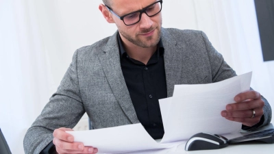 Eine Abfindung soll den Verlust des Arbeitsplatzes zumindest ein Stück weit abmildern: Bevor man seine Unterschrift unter einen Abfindungsvertrag setzt, sollte man aber genau abwägen - und gegebenenfalls nachverhandeln.  (Foto: Christin Klose/dpa-tmn)