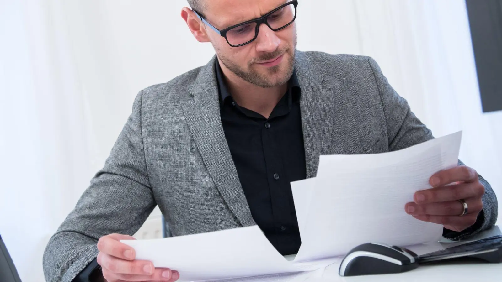 Eine Abfindung soll den Verlust des Arbeitsplatzes zumindest ein Stück weit abmildern: Bevor man seine Unterschrift unter einen Abfindungsvertrag setzt, sollte man aber genau abwägen - und gegebenenfalls nachverhandeln.  (Foto: Christin Klose/dpa-tmn)