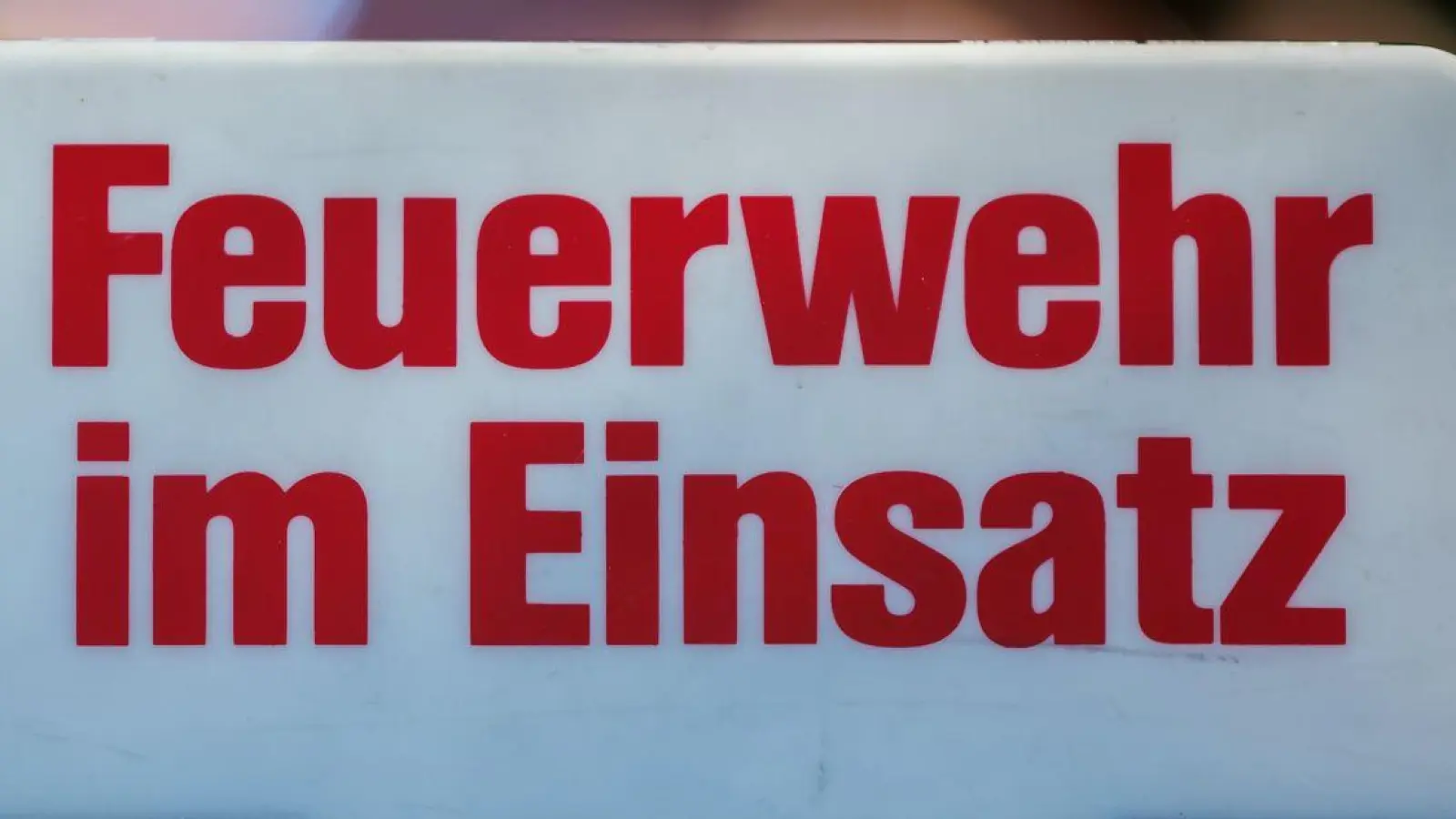 Am späten Abend rückte die Feuerwehr zu einem Einsatz in Alzenau aus: Im Keller eines Fitnessstudios war ein Feuer ausgebrochen. (Symbolbild) (Foto: Daniel Karmann/dpa)