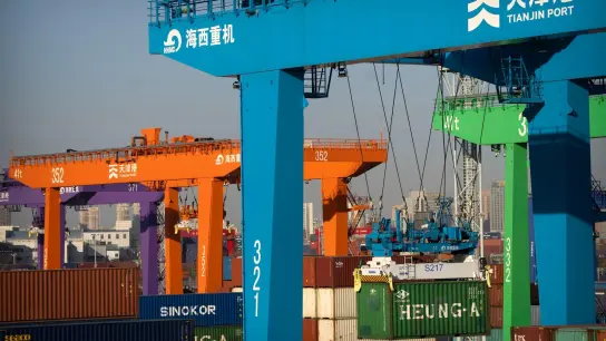 Ein Kran hebt einen Schiffscontainer im Containerhafen in Tianjin: Der chinesische Außenhandel schwächelt. (Foto: Mark Schiefelbein/AP/dpa)