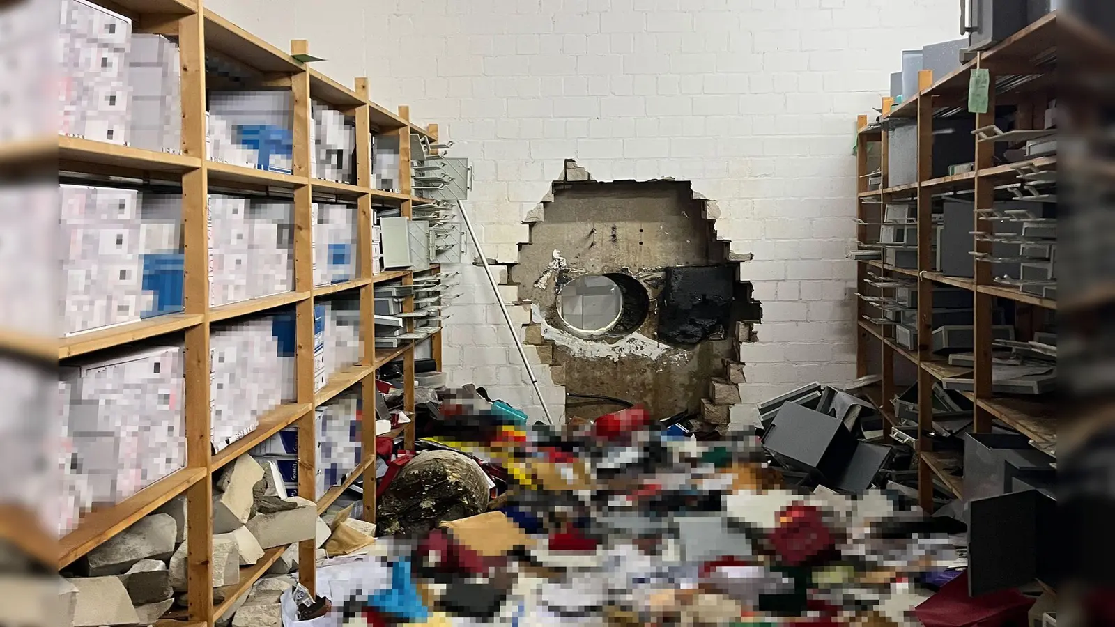 Ein großes Loch ist in der Wand eines Vorraums zum Tresorraums einer Sparkasse zu sehen. In der ZDF-Sendung „Aktenzeichen XY...“ wurde das Werkzeug vorgeführt, mit dem so ein Loch mit großem Lärm gebohrt werden kann. (Archivbild) (Foto: -/Polizei Gelsenkirchen/dpa)