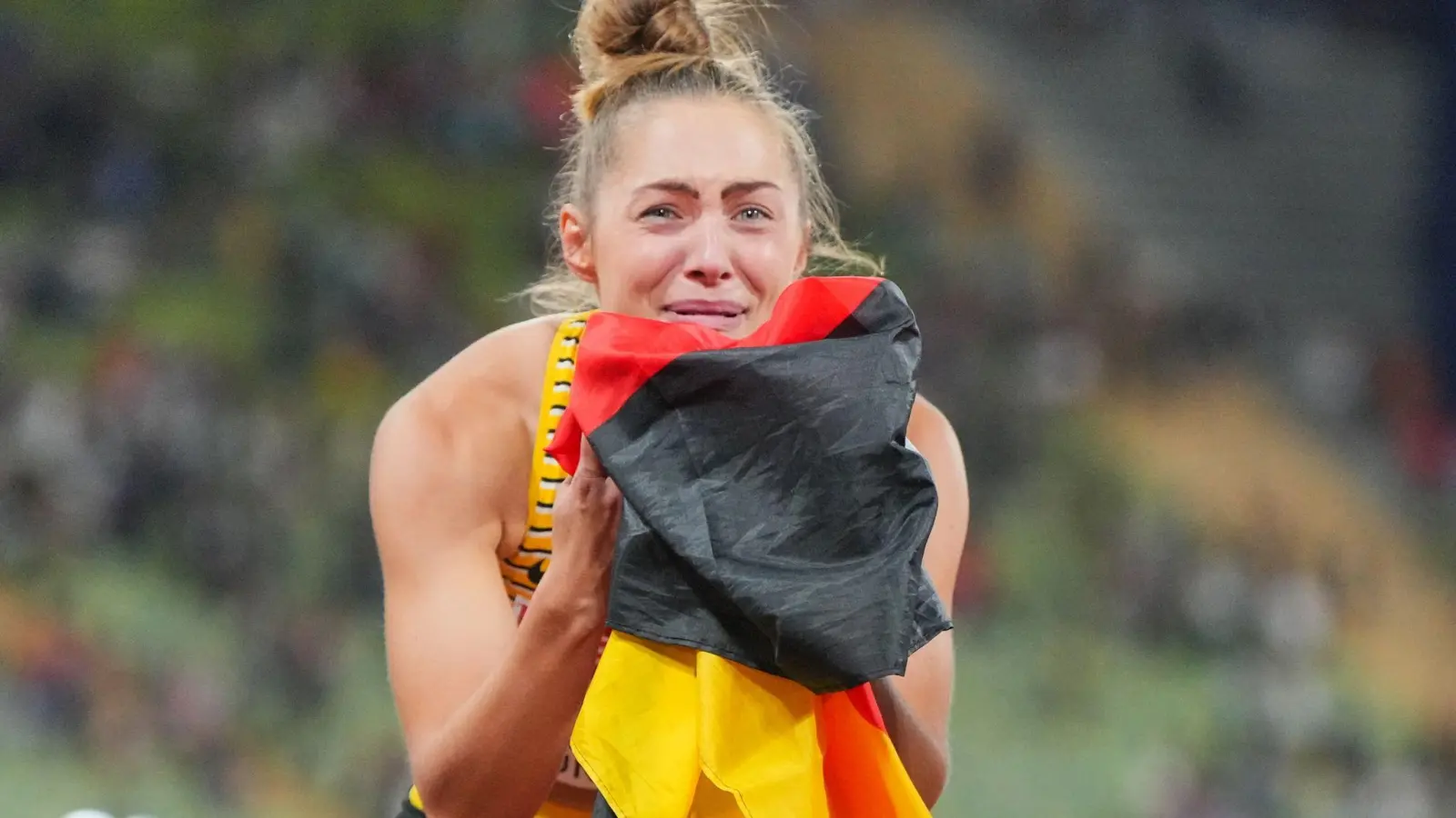 Sprintet über 100 Meter zum Sieg: Gina Lückenkemper jubelt nach dem Wettkampf. (Foto: Sören Stache/dpa)