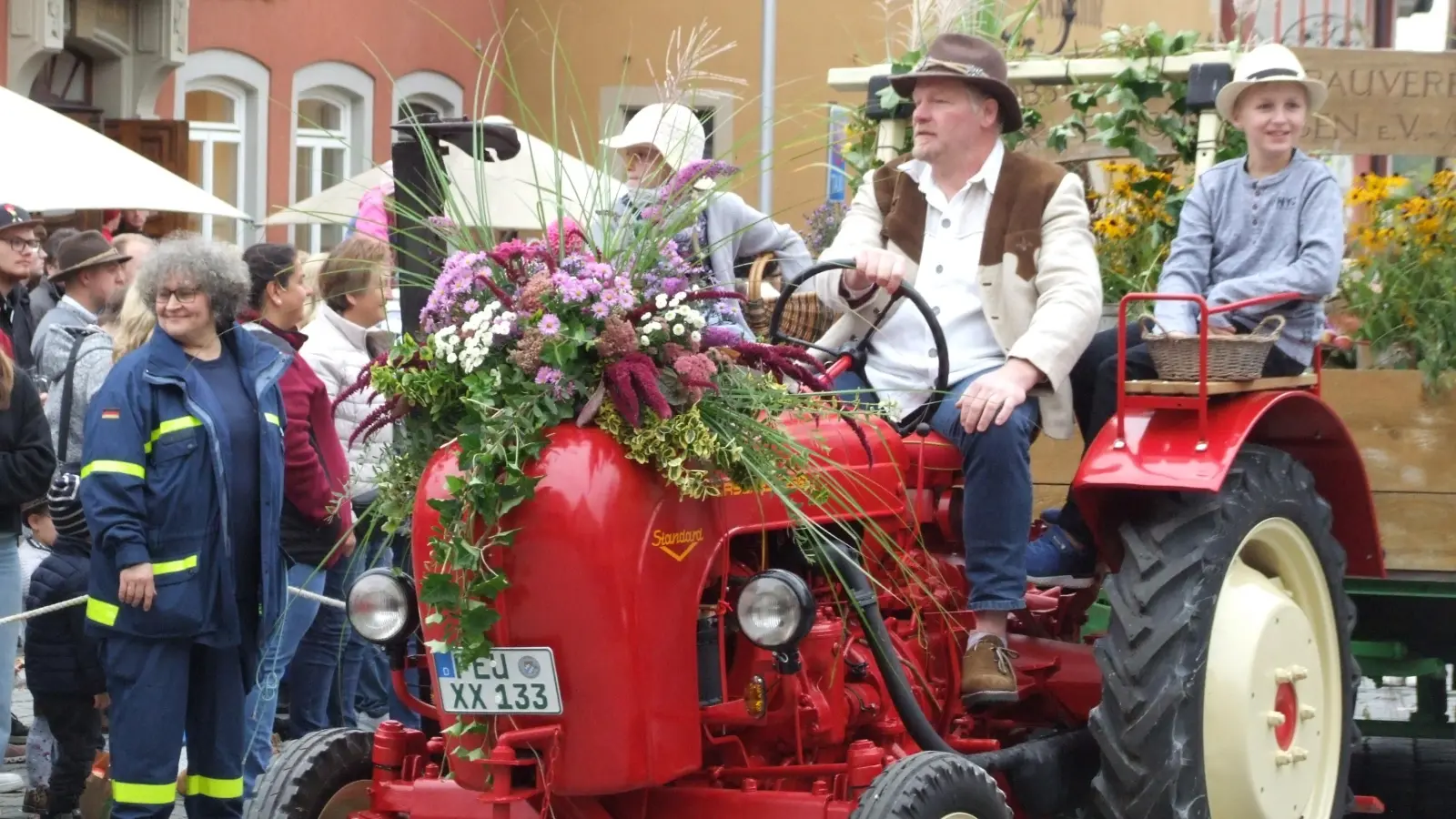 Ein besonderer Hingucker sind die vielen prächtig geschmückten Traktoren, Kutschen und Wagen, die beim Festzug dabei sind. (Foto: Jasmin Kiendl  )