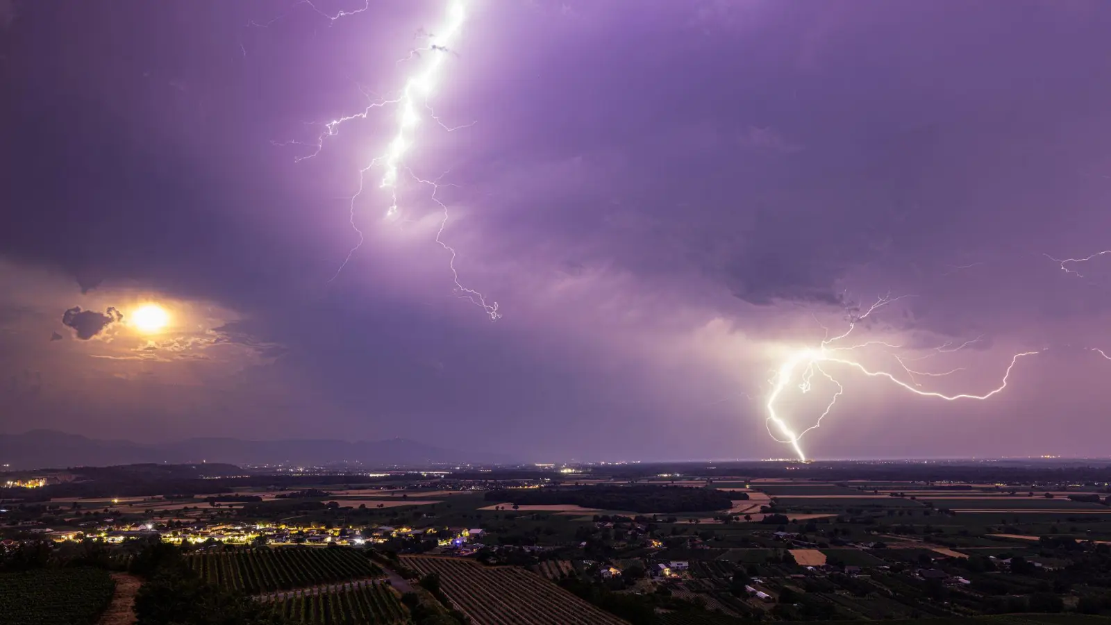 Die Kombination aus Hitze und Feuchtigkeit begünstigt Gewitter. (Archivbild) (Foto: Philipp von Ditfurth/dpa)