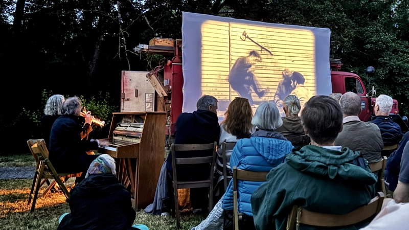 Wanderkino auf Schloss Seehaus mit Sebastian Pank (links) und Tobias Rank. Gerade begleiten Sie Charlie Chaplins Kurzfilm „Der Einwanderer”. (Foto: Thomas Wirth)