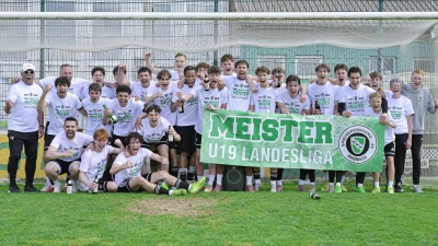 Die U19 der SpVgg Ansbach, Meister der Landesliga Nord: (hintere Reihe von links) Co-Trainer Karl-Heinz Knetsch, Co-Trainer Arthur Reim, Max Gollisch, Moritz Brehm, Tim Lierhammer, Noah Wurm, Julius Ott, Oliver Eze, Leo Krusche, Leon Grimm, Roman Satoloka, Timo Göllner, Fabio Bologna, Tim Müller, Dennis Stauber, Fabio Mehringer, Lukas Wiedenhöfer, Leon Stauber, Jonas Reim, Fabian Filbig, Marianne Knetsch, Constantin Prosch, (mittlere Reihe, von links) Diego Collura, Elias Reim, Erion Asllani, Christopher Krez, (vordere Reihe, von links) Trainer Jonas Langer, Michael Stöber und Luke Leipold. (Foto: Martin Rügner)