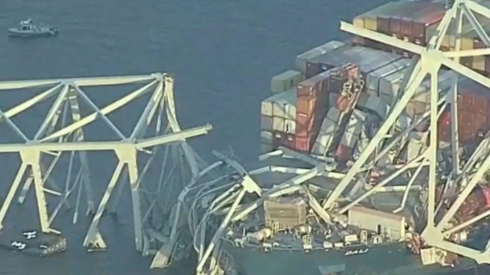 Die Francis Scott Key Bridge ist nach der Kollission mit Containerschiff „Dali“ eingestürzt. Die Brücke ist mehr als 2,5 Kilometer lang. (Foto: Uncredited/WJLA/AP/dpa)
