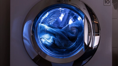 Richtig geschleudert: Die passende Drehzahl verlängert die Lebensdauer von Kleidung. (Foto: Soeren Stache/dpa-Zentralbild/dpa-tmn)