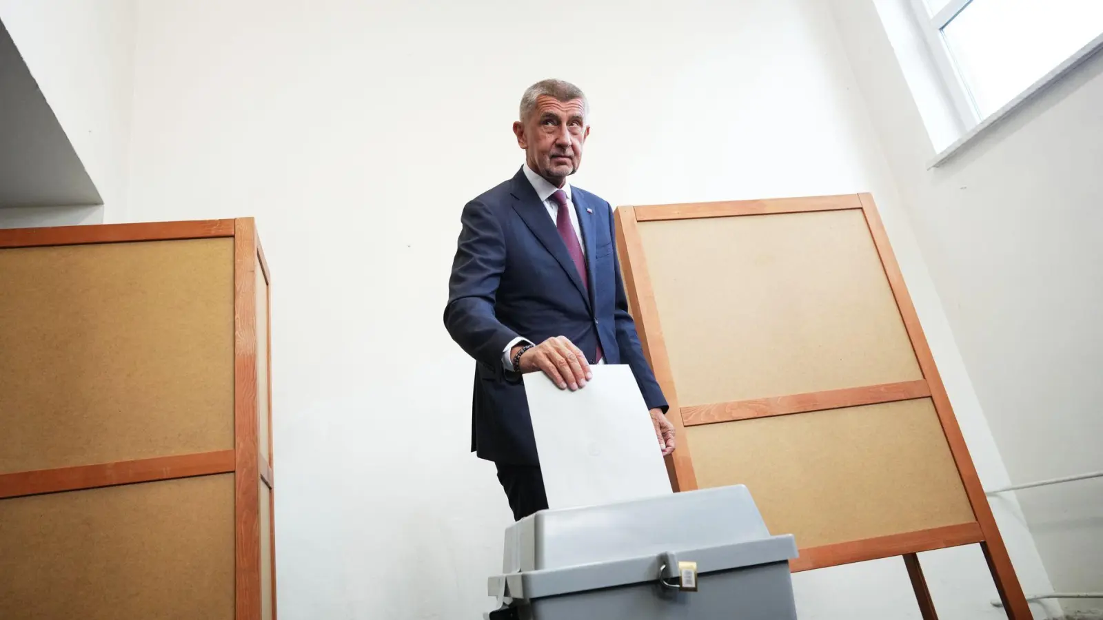 Im Wahlkampf hatte der Umfragefavorit Andrej Babis ein Ende der Waffenlieferungen seines Landes an die Ukraine angekündigt. (Foto: Petr David Josek/AP/dpa)