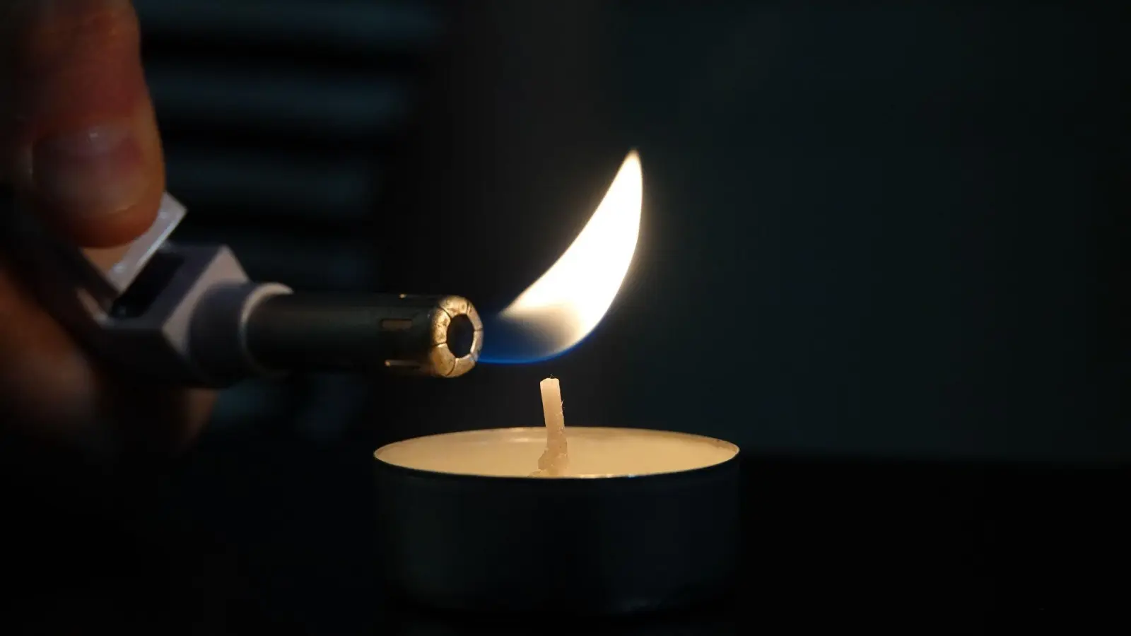 In tausenden Haushalten wurde es wegen eines Stromausfalls am Abend dunkel. (Symbolbild) (Foto: Jessica Lichetzki/Deutsche Presse-Agentur GmbH/dpa)