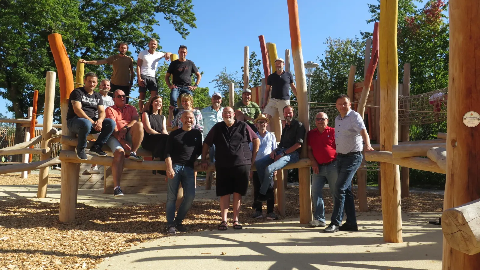 Die Stadtverwaltung Dinkelsbühl um OB Dr. Christoph Hammer (Dritter von rechts) hat gemeinsam mit Stadträten und Projektbeteiligten die erste Belastungsprobe für das Klettergerüst vorgenommen. (Foto: Alexander Schäffer)