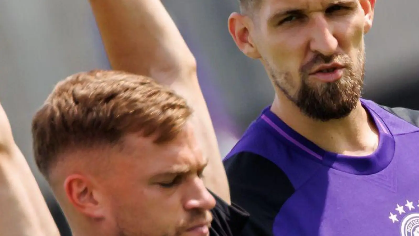 Robert Andrich (r) beim Nationalmannschafts-Training mit Kapitän Joshua Kimmich (M). (Foto: Daniel Karmann/dpa)