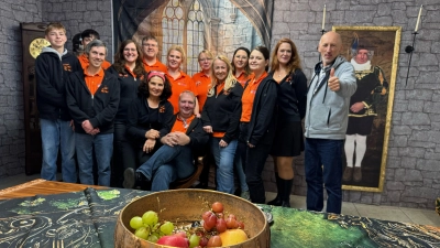 Mit Freude bei der Sache: Die Akteurinnen und Akteure der Theatergruppe „Klappe“ Wilburgstetten mit Regisseur Peter Cahn (rechts). (Foto: Uwe Hahn)