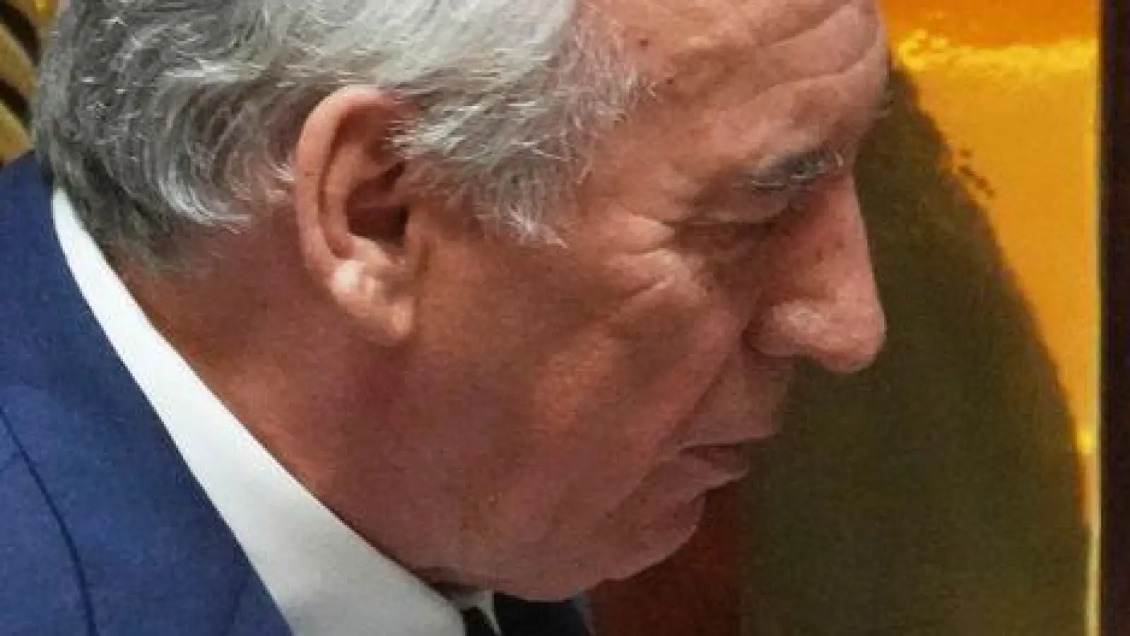 Der französische Premier Bayrou scheitert bei der Abstimmung in der Nationalversammlung. (Foto: Christophe Ena/AP/dpa)