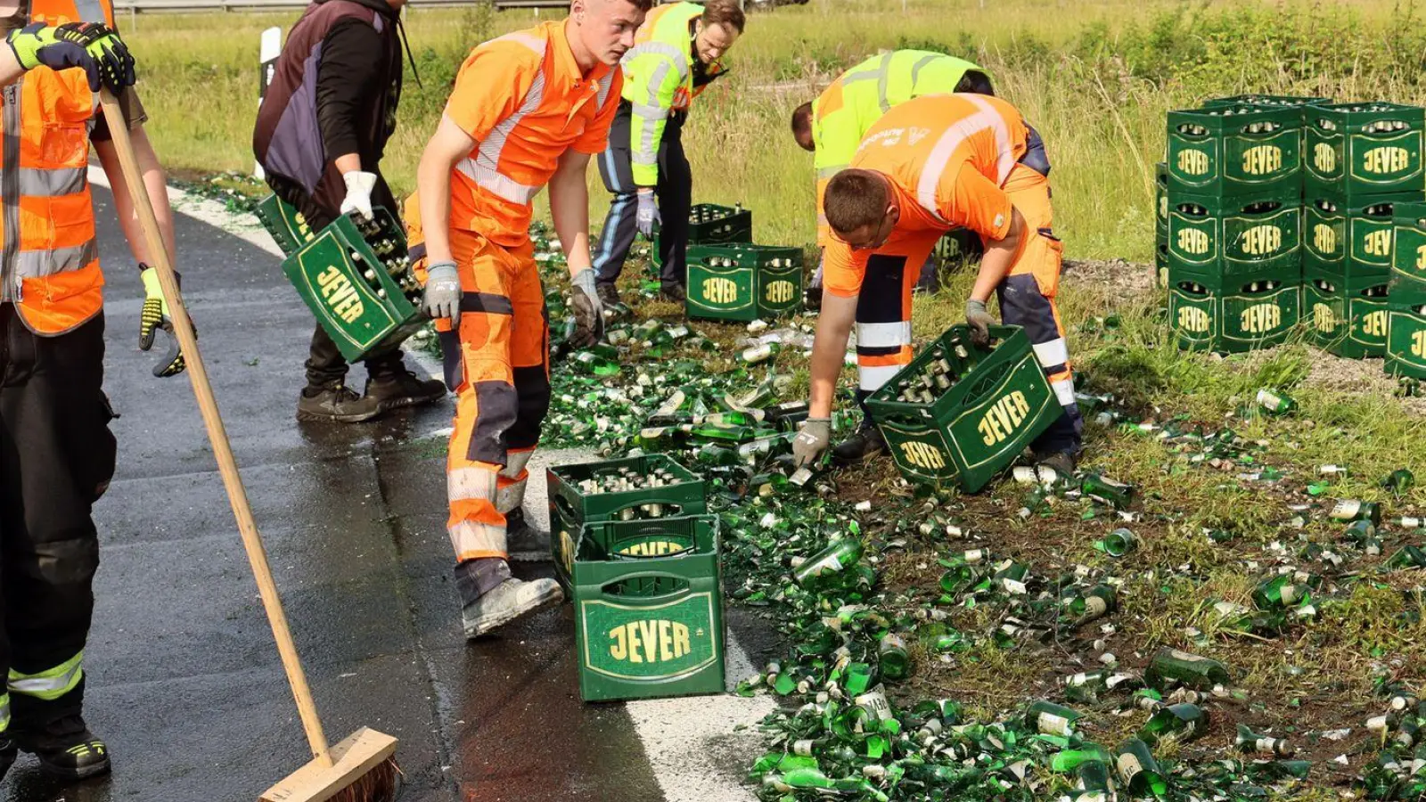 Während der Aufräumarbeiten war die Auf- und Abfahrt gesperrt. (Foto: Ralf Hettler/dpa)