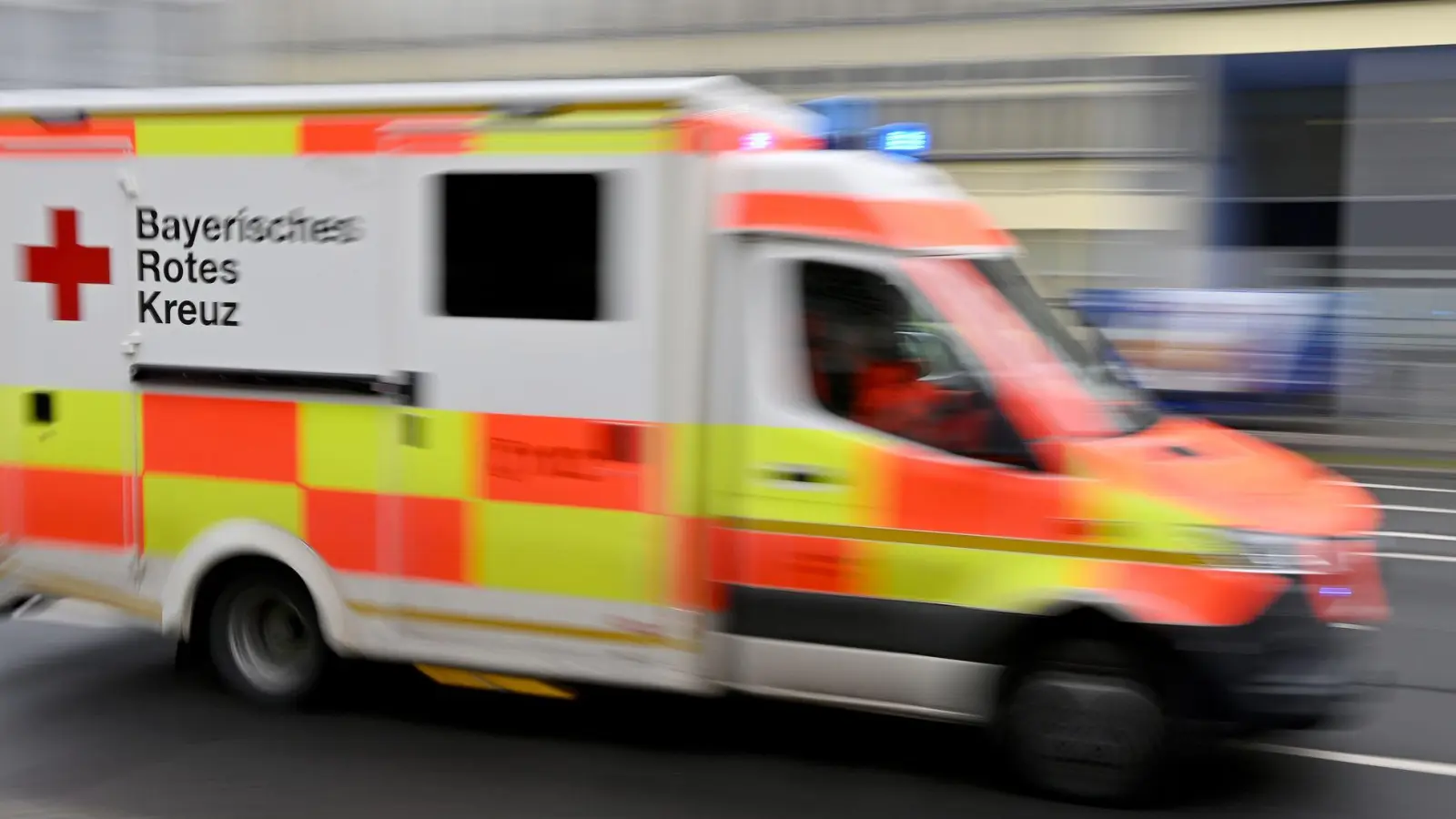 Fünf Menschen erleiden leichte Verletzungen. (Symbolbild) (Foto: Peter Kneffel/dpa)