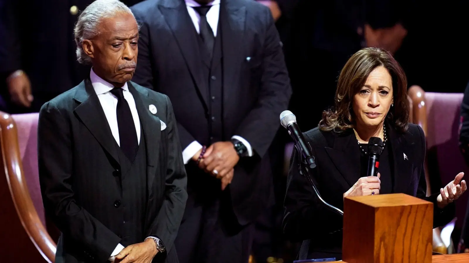 Bürgerrechtler Al Sharpton (l) und US-Vizepräsidentin Kamala Harris nehmen an der Trauerfeier für Tyre Nichols teil. (Foto: Andrew Nelles/Pool The Tennessean/AP/dpa)