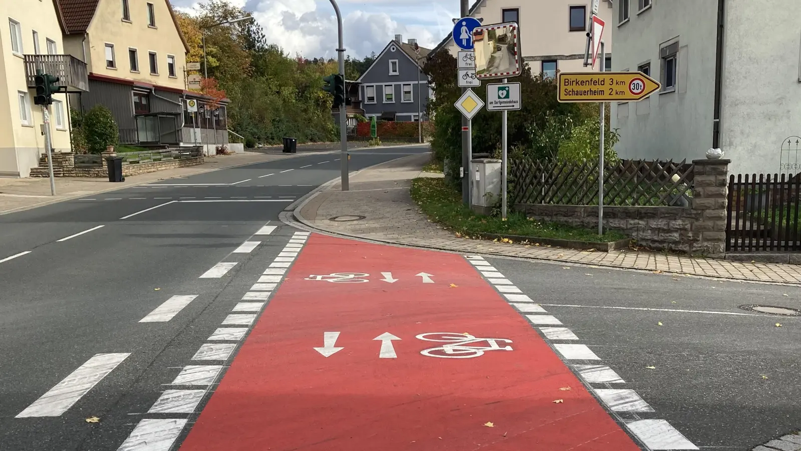 Solche Markierungen in kräftigem Rot – hier das jüngste Beispiel in Diebach – soll die Vorfahrtsberechtigung der Radfahrer an neuralgischen und gefährlichen Punkten optisch hervorheben.  (Foto: Sebastian Haser)