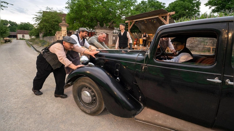 Die Elektrik des Austin 12 macht schon wieder schlapp. Da hilft nur schieben. (Foto: Andreas Riedel)