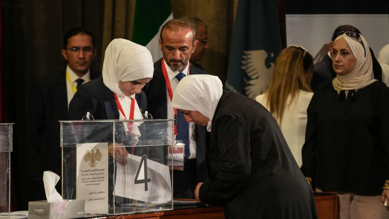 Unterstützer sehen die Wahl als Erfolg im politischen Umbruch in Syrien.  (Foto: Moawia Atrash/dpa)