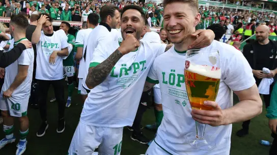 Die Werder Spieler Leonardo Bittencourt (l) und Mitchell Weiser feiern den Aufstieg. (Foto: Carmen Jaspersen/dpa)