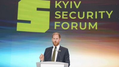 Der britische Prinz Harry reist nicht im Auftrag des Königshauses, sondern auf eigene Faust. (Foto: Evgeniy Maloletka/AP/dpa)