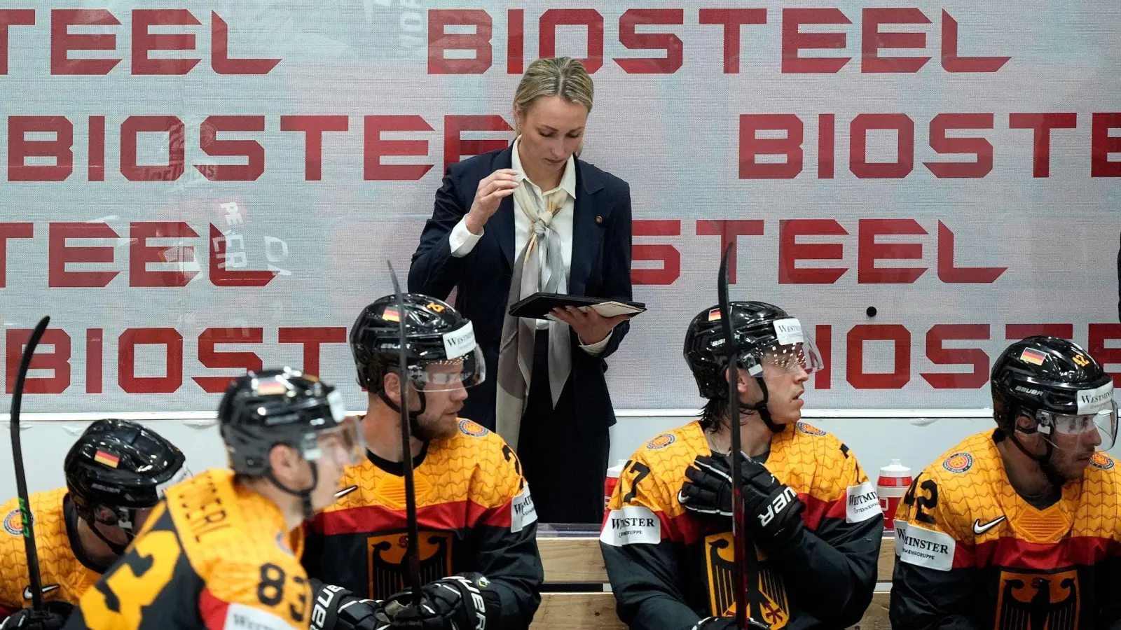 Die deutsche Assistenztrainerin Jessica Campbell ist als Frau im DEB-Trainerstab bei der Männer-WM eine Ausnahme. (Foto: Martin Meissner/AP/dpa)