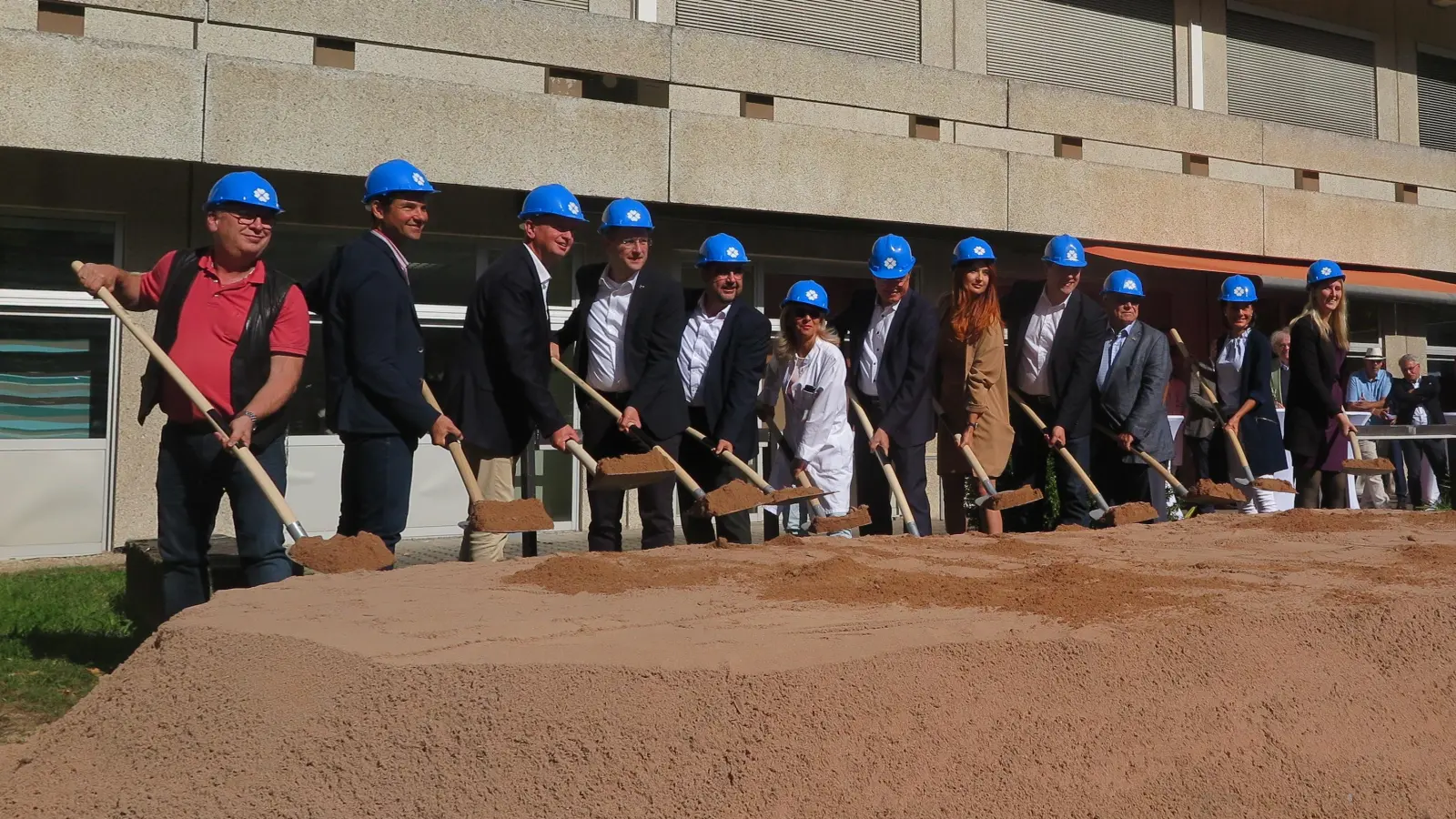 Symbolischer Spatenstich für Bauabschnitt 5 am Klinikum Ansbach: (von links) Wilhelm Hochthanner vom Personalrat, Landtagsabgeordneter Martin Stümpfig, OB Thomas Deffner, Landrat Dr. Jürgen Ludwig, Gesundheitsminister Klaus Holetschek, Chefärztin Catrin Böhner, Klinikvorstand Gerhard Sontheimer, Architektin Anna Bill, Landtagsabgeordneter Andreas Schalk, Freundeskreis-Vorsitzender Klaus Dieter Breitschwert, Pflegedirektorin Manuela Herzog-Wehrer und Kaufmännische Direktorin Nina Meszmer. (Foto: Eckard Dürr)
