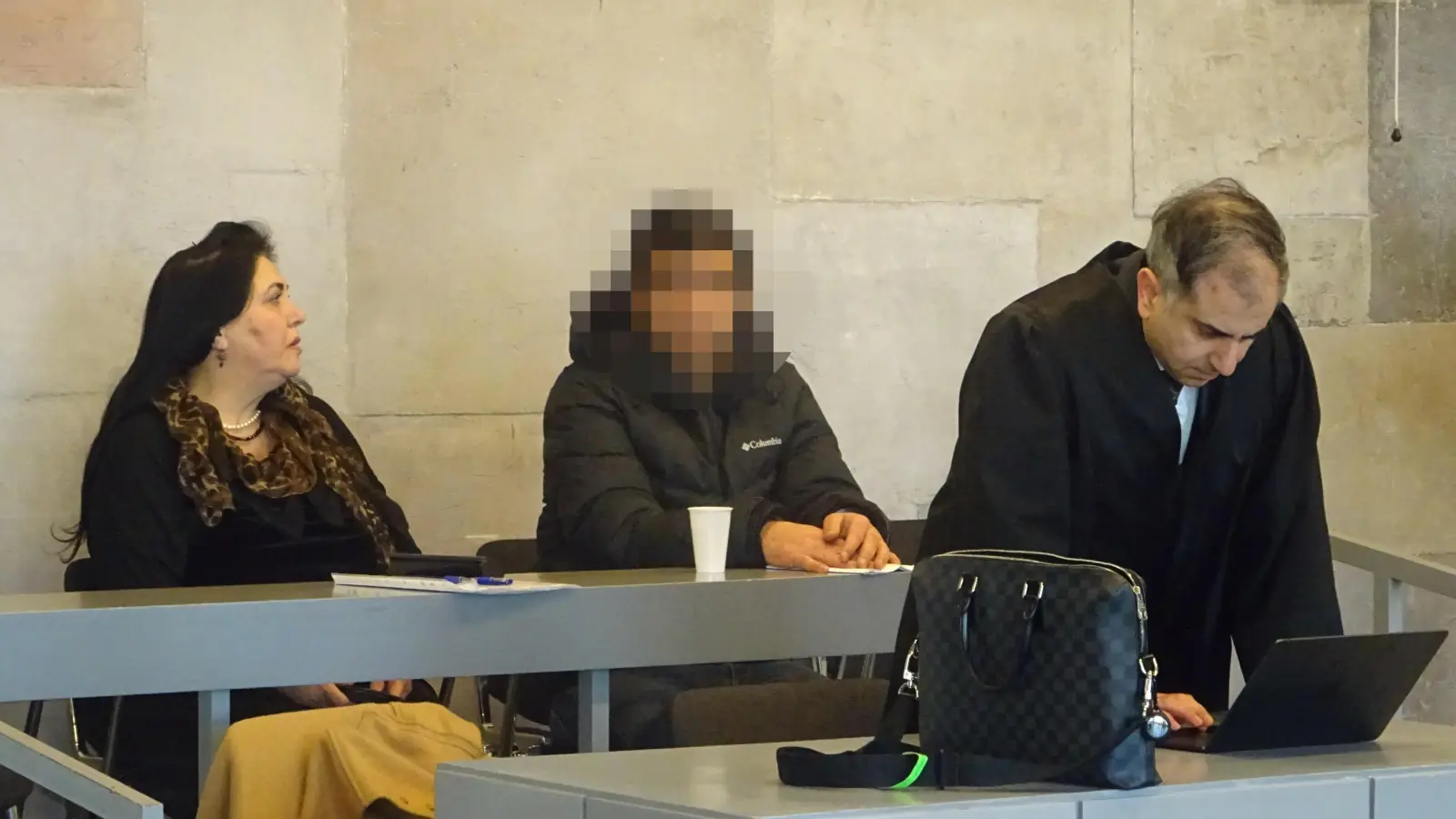 Der Angeklagte (hier mit der Übersetzerin) bestreitet die Vorwürfe, Verteidiger Shervin Ameri glaubt an dessen Unschuld. (Foto: Florian Pöhlmann)