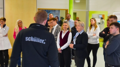 Berufswahlbegleiterin Manuela Johrend und Bürgermeisterin Dorina Jechner (von rechts) am Stand der Firma Möbelwerk Schüller. Das Unternehmen bemüht sich um junge Kräfte für Berufe vom Anlagenführer über Elektroniker bis hin zum Produktdesigner. (Foto: Werner Wenk)
