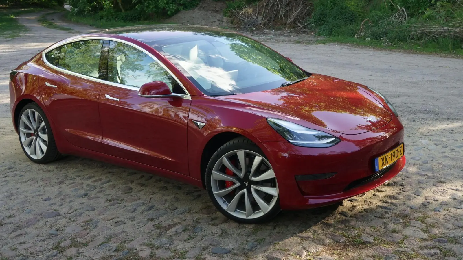 Lange war Tesla mit Modellen wie dem Model 3 Vorreiter - wie schlägt der sich als Gebrauchtwagen? (Foto: Stefan Weißenborn/dpa-tmn)
