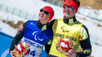 Die 18-jährige Leonie Walter und ihr Guide Pirmin Strecker feiern nach dem Rennen über 15 Kilometer ihre Bronzemedaille. (Foto: Jens Büttner/dpa-Zentralbild/dpa)