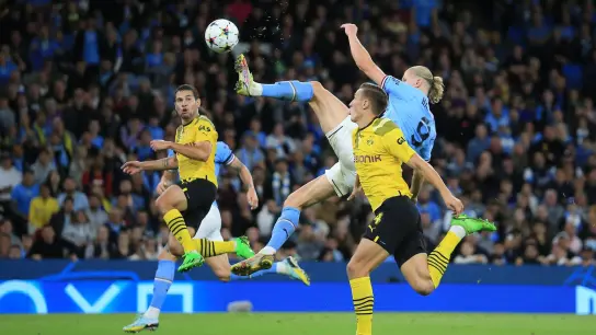 Erling Haaland (M) von Manchester City schießt das vielgefeierte Tor zum 2:1 gegen Borussia Dortmund. (Foto: Stringer/dpa)