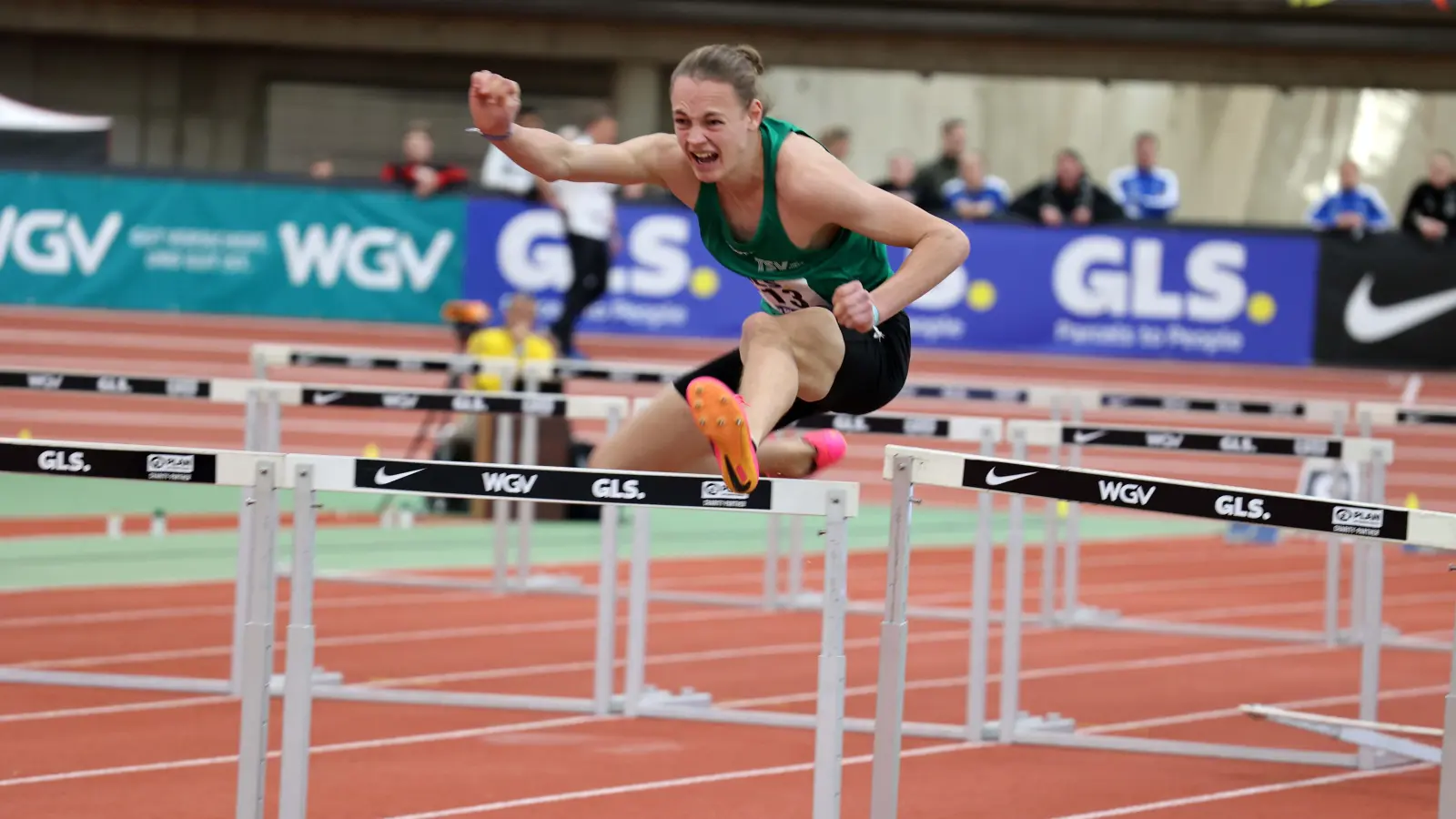 Lukas Kleinschrodt kam in Dortmund nicht ohne Berührung über die Hürden. (Foto: Theo Kiefner)