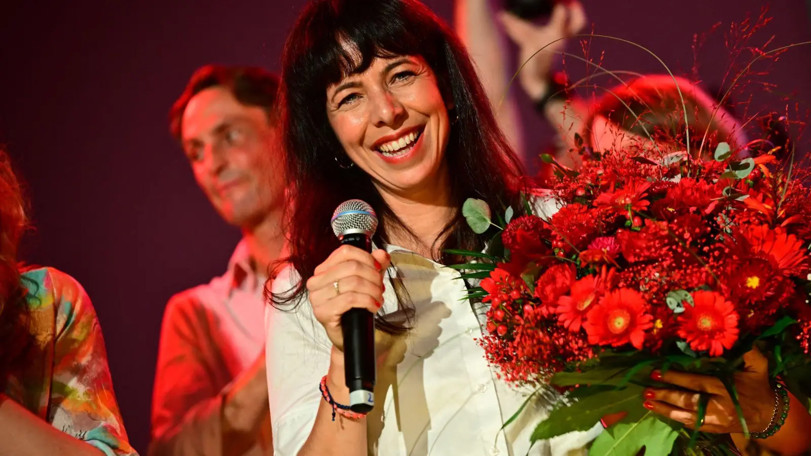 Elif Eralp spricht zu den Linke-Anhängern. (Foto: Sebastian Gollnow/dpa)