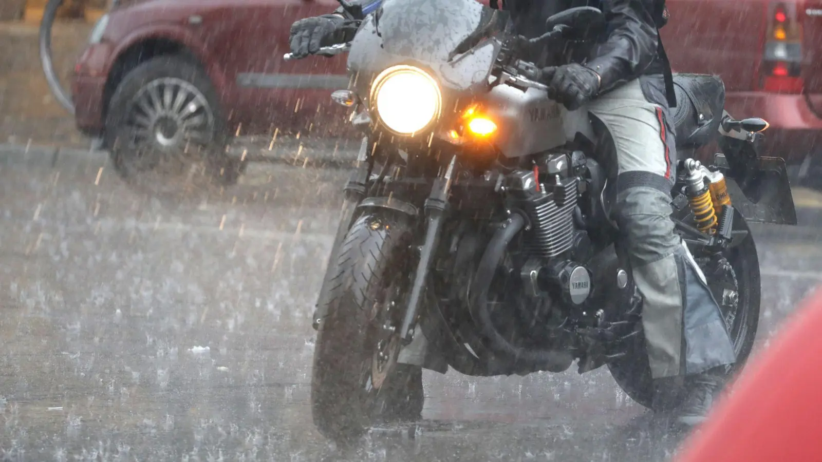 Gefahr bei Gewittern: Motorradfahrer sollten bei einem Gewitter die Fahrt sofort unterbrechen und Schutz in einem Gebäude oder unter einer stabilen Stahlbetonbrücke suchen. (Foto: Kay Nietfeld/dpa/dpa-tmn)