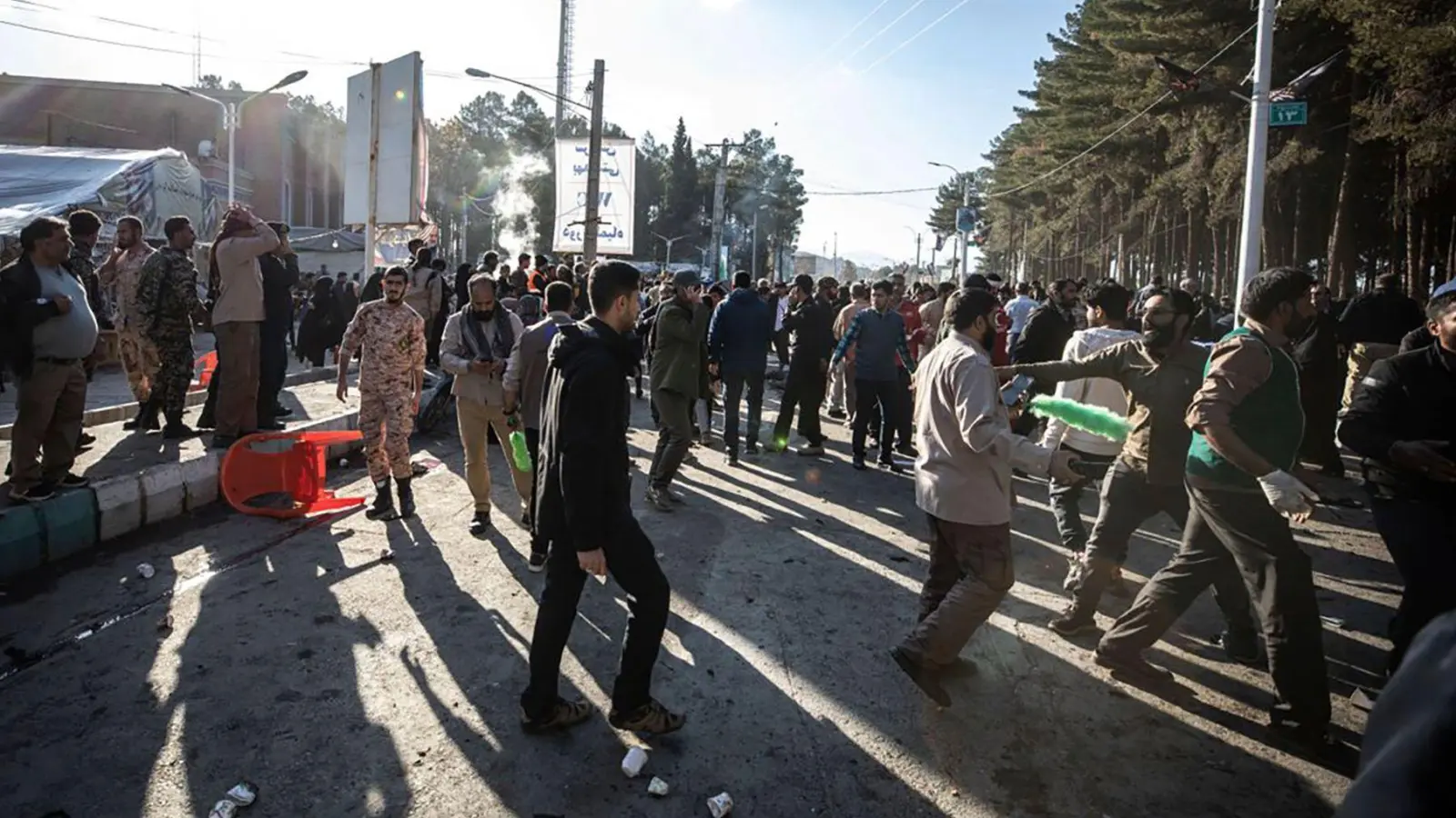 In der iranischen Stadt Kerman wurden iranischen Staatsmedien zufolge mehr als hundert Menschen durch Explosionen getötet. Sie pilgerten anlässlich des Todestags des Generals Ghassem Soleimani zu dessen Grab. (Foto: Mahdi Karbakhsh Ravari/Mehr News Agency/AP/dpa)