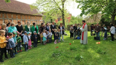 Im Kirchgarten gab es zur Amtseinführung von Patrick Herderich unter anderem Lieder der Kindergartenkinder. (Foto: Rainer Fritsch)