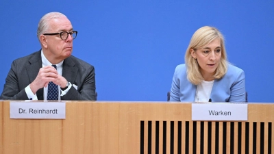 Ärztepräsident Reinhardt begrüßt Ministerin Warken beim Ärztetag - mit Kritik? (Archivbild) (Foto: Soeren Stache/dpa)