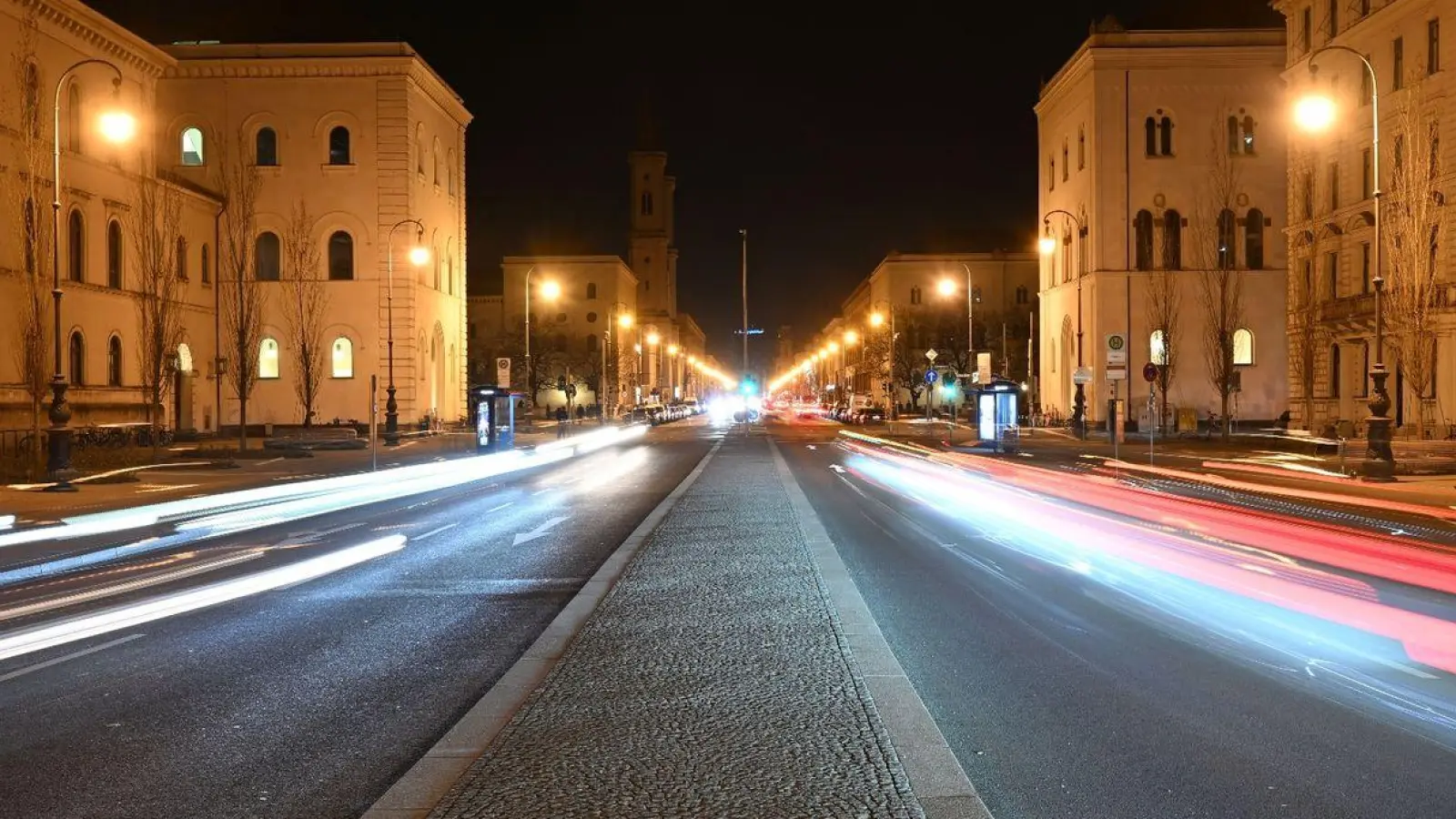 Lichtstreifen von Autoscheinwerfern sind auf der beleuchteten Ludwigsstraße in München zu sehen. (Foto: Felix Hörhager/dpa)