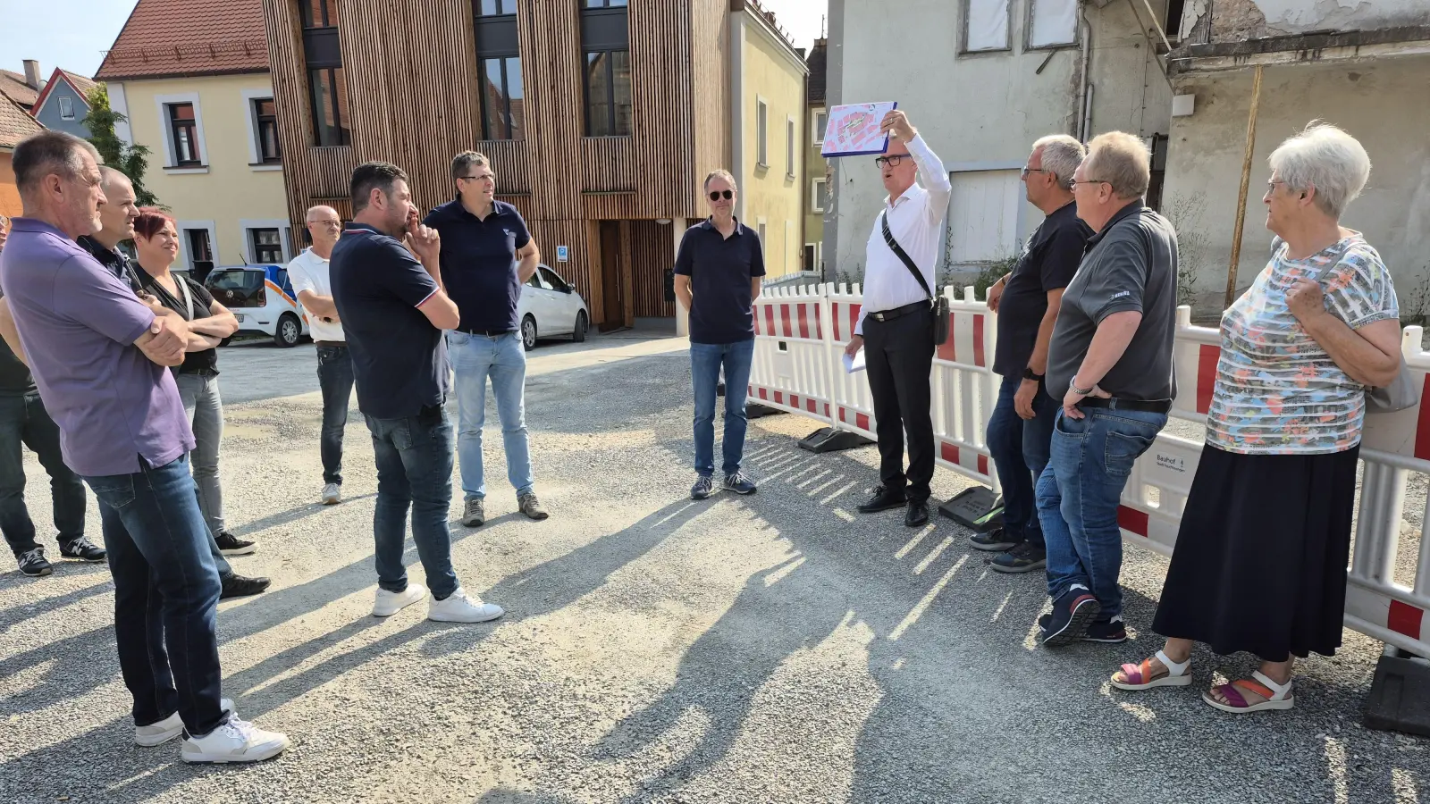 Der Hof im Huppmann-Banse-Quartier wird als Standort für einen künftigen Platz der Kinderrechte in Feuchtwangen favorisiert. Vor Ort zeigte Bürgermeister Patrick Ruh (Vierter von rechts) einen Plan für die künftige Gestaltung des Areals. Mit dabei waren die Initiatorinnen Lilo Sauer (rechts) vom Kinderschutzbund und Sandra Brenner (Dritte von links) vom KiM der Lebenshilfe sowie Stadtjugendpfleger Thomas Hartnagel (Dritter von rechts).  (Foto: Peter Zumach)