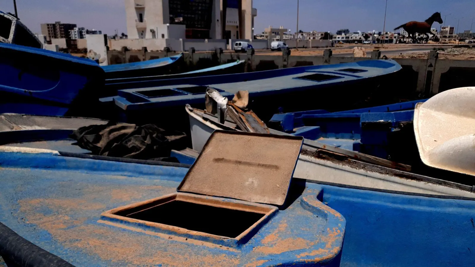 Boote liegen in der tunesischen Küstenstadt Zarzis am Strand (Archivbild). (Foto: Mehdi El Arem/AP/dpa)
