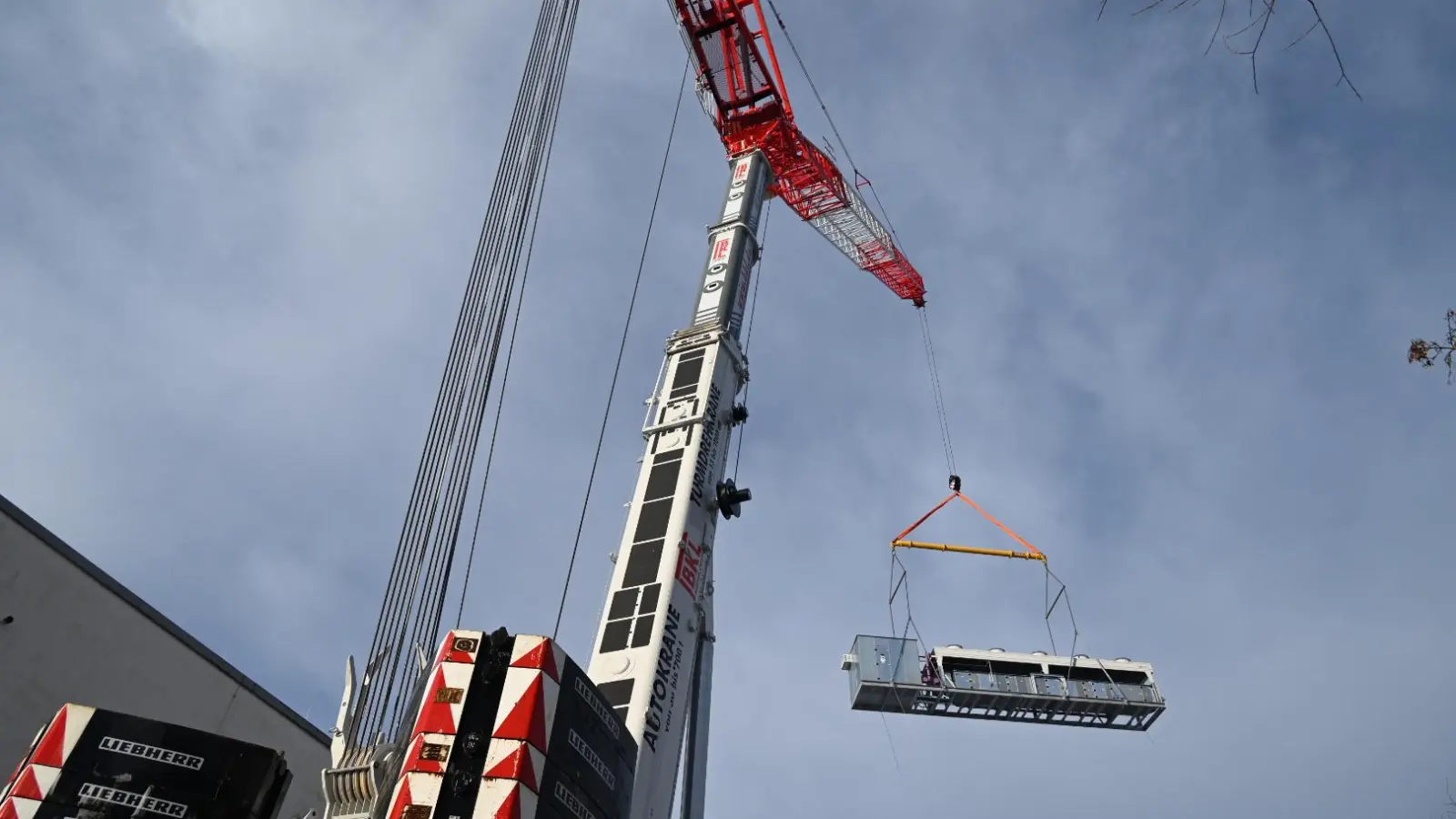 Aufwärmübung: Mit den 13 Tonnen des Klimagerätes hatte der Riesenkran leichtes Spiel.  (Foto: Wolfgang Grebenhof)