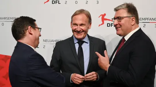 Hans-Joachim Watzke (M), Oliver Leki (l) und Axel Hellmann beim DFL-Neujahrsempfang zusammen. (Foto: Arne Dedert/dpa)