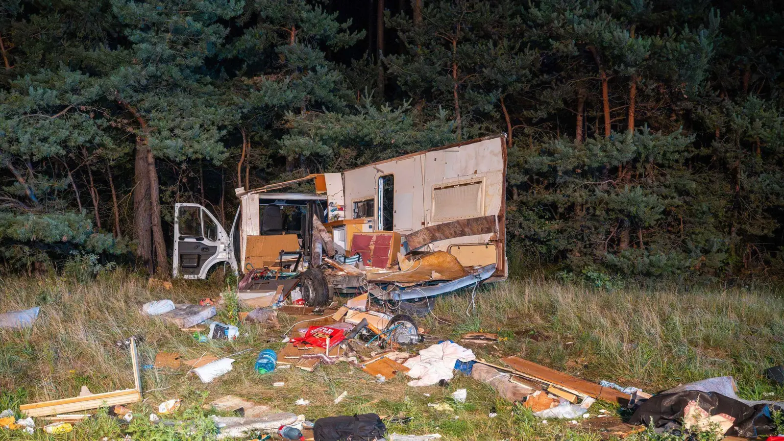 Vom Wohnmobil bleibt ein Trümmerhaufen zurück. (Foto: Lars Haubner/NEWS5/dpa)